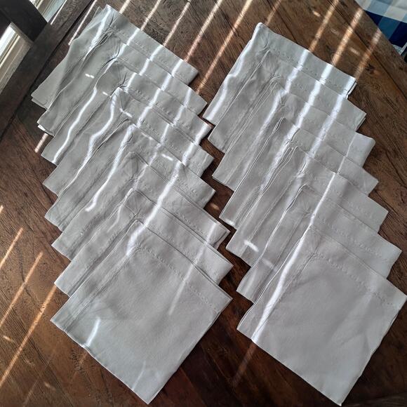 Kim Seybert Set of 15 Grey 100% Linen Napkins with Silver Running Stitch - Picture 8 of 10